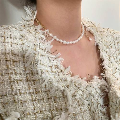 Stylish Brass Jewelry for Women Graceful Metal Twisted Joint Natural Pearl Necklaces For Women Gold Plated Chain on Neck Choker